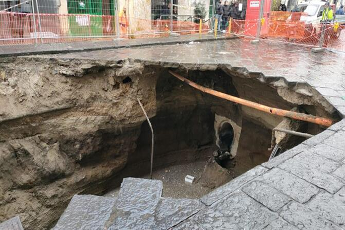 Secondigliano, voragine nella notte, stop ad acqua e gas