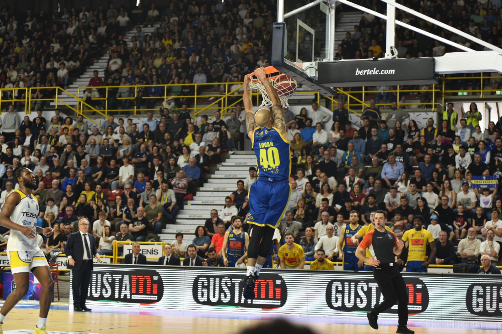 Il “prof” Logan sale in cattedra: Scafati espugna Verona!