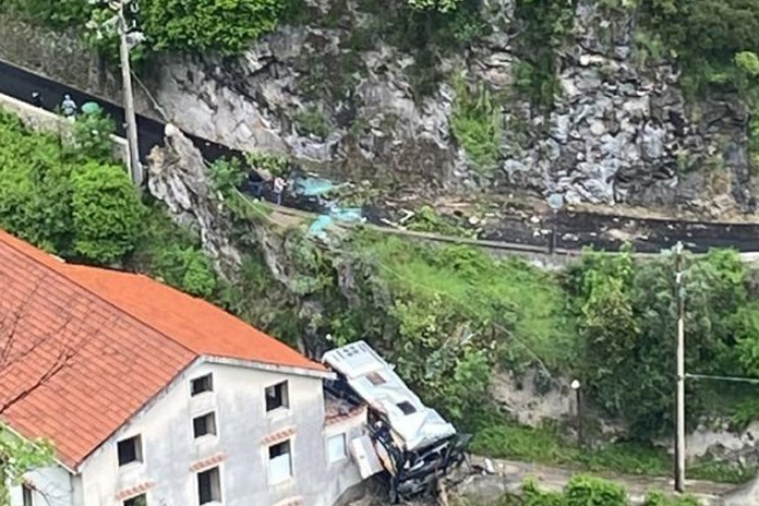 Bus precipita da una ventina di metri a Ravello, morto l’autista