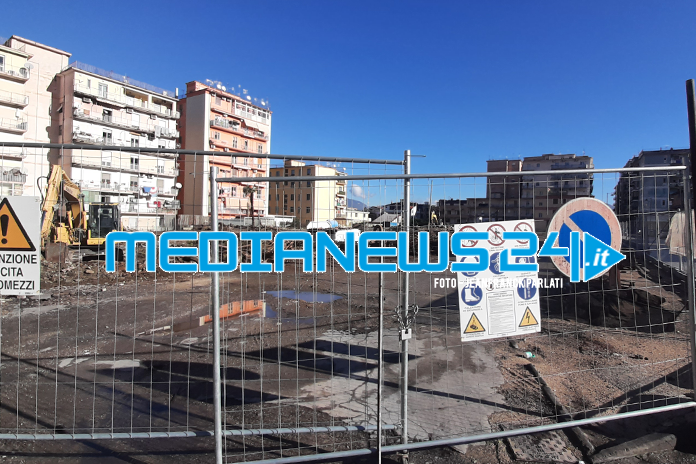 Angri, “parcometri fuori uso e ripristino del marciapiede del Prolungamento di Corso Italia”: l’opposizione incalza