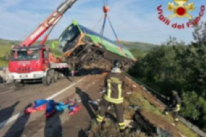 A16, bus finisce in scarpata: un morto e 14 feriti