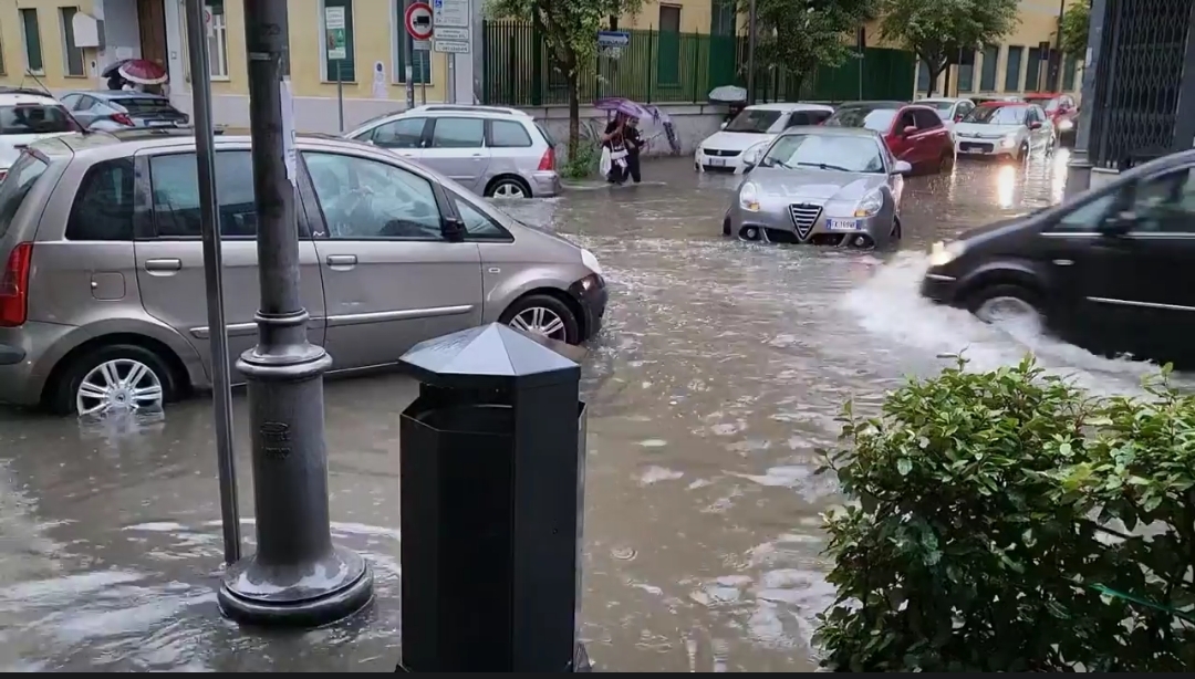 Pagani, tragedia sfiorata all’incrocio di via Cesarano: 2 ragazzi inghiottiti da un tombino