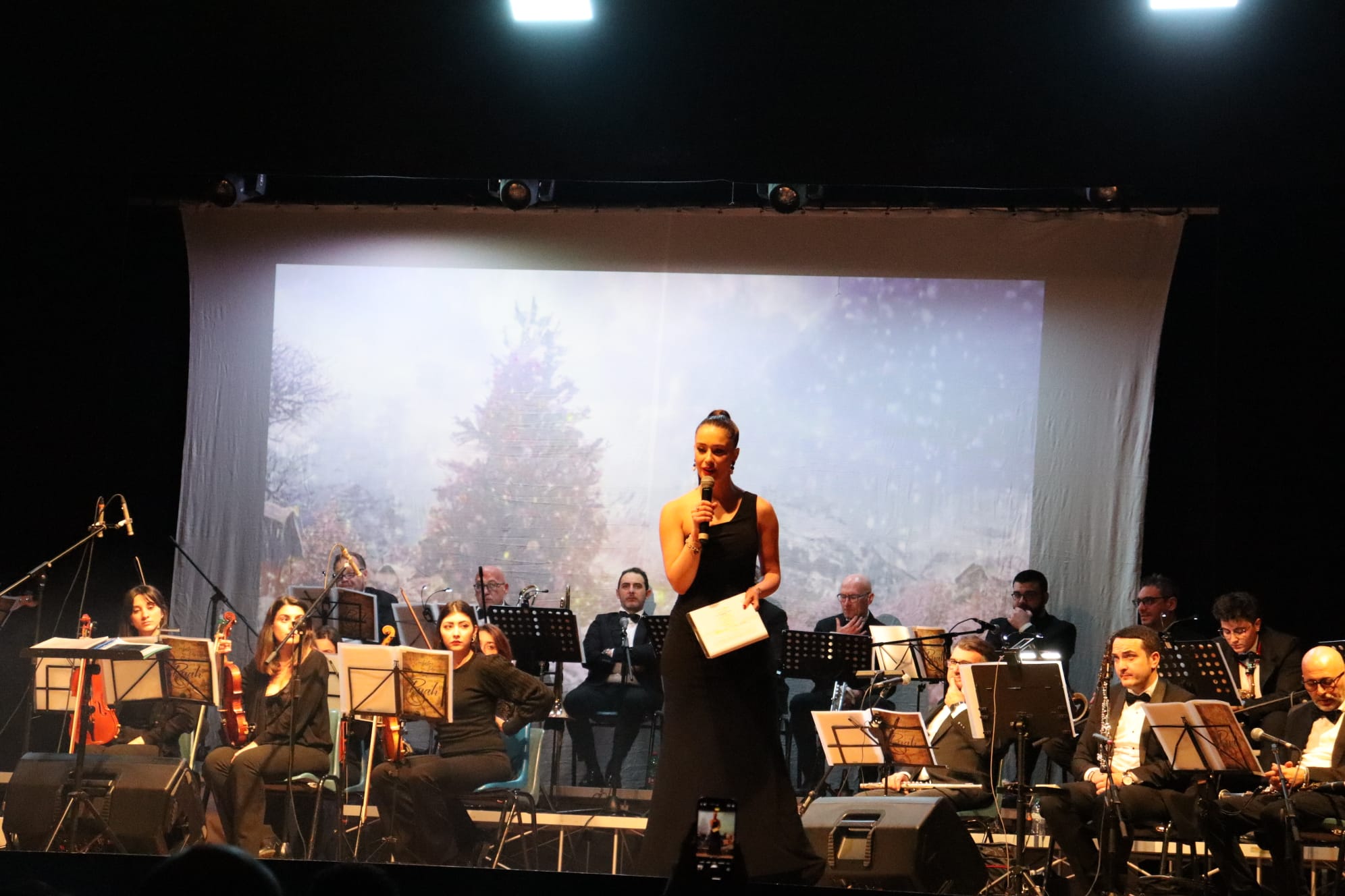 Grande successo per l’orchestra pop Ruah all’Auditorium di Pagani con «Note sotto l’albero»
