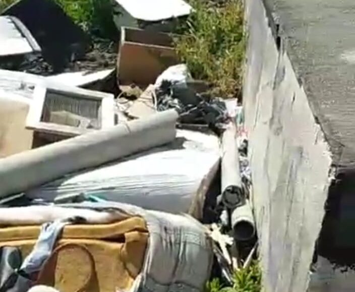 Rifiuti speciali presso il passaggio a livello in via San Francesco, l’attivista paganese Carmine del Forno espone denuncia