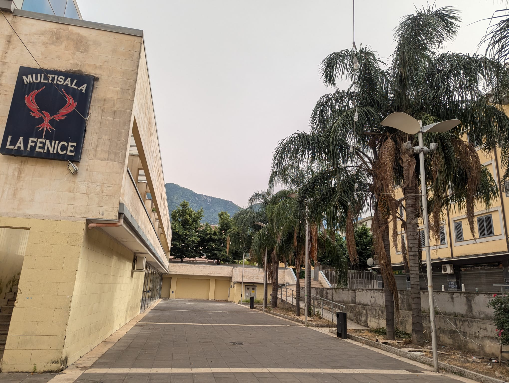 Pagani, la piazza del Multisala La Fenice invasa dai ratti e dall’incuria