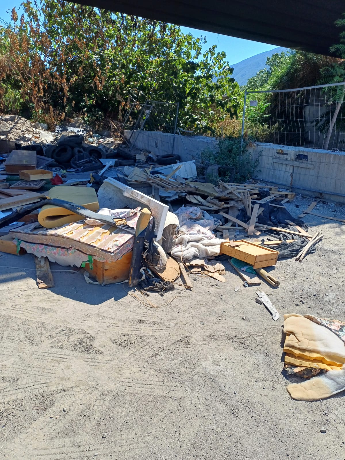 Discarica a cielo aperto nei pressi del cimitero 