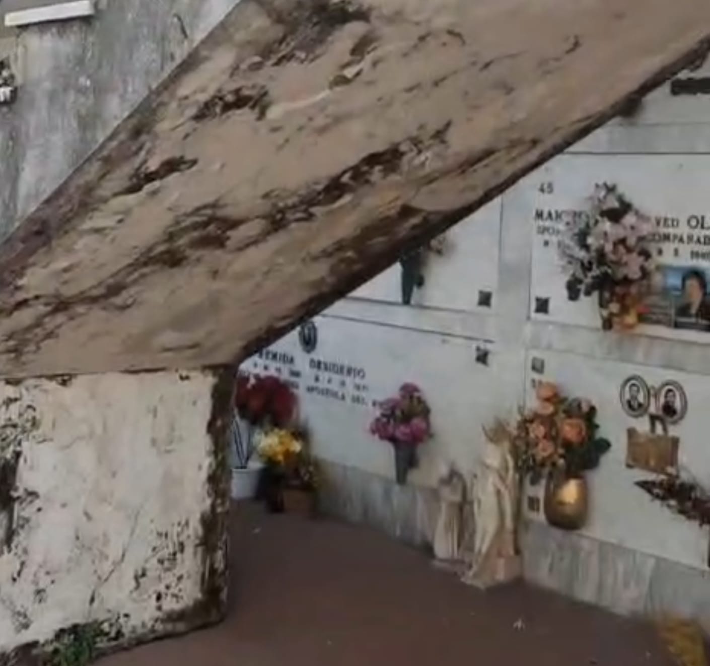 Lo stato di degrado in cui versa il cimitero di Pagani