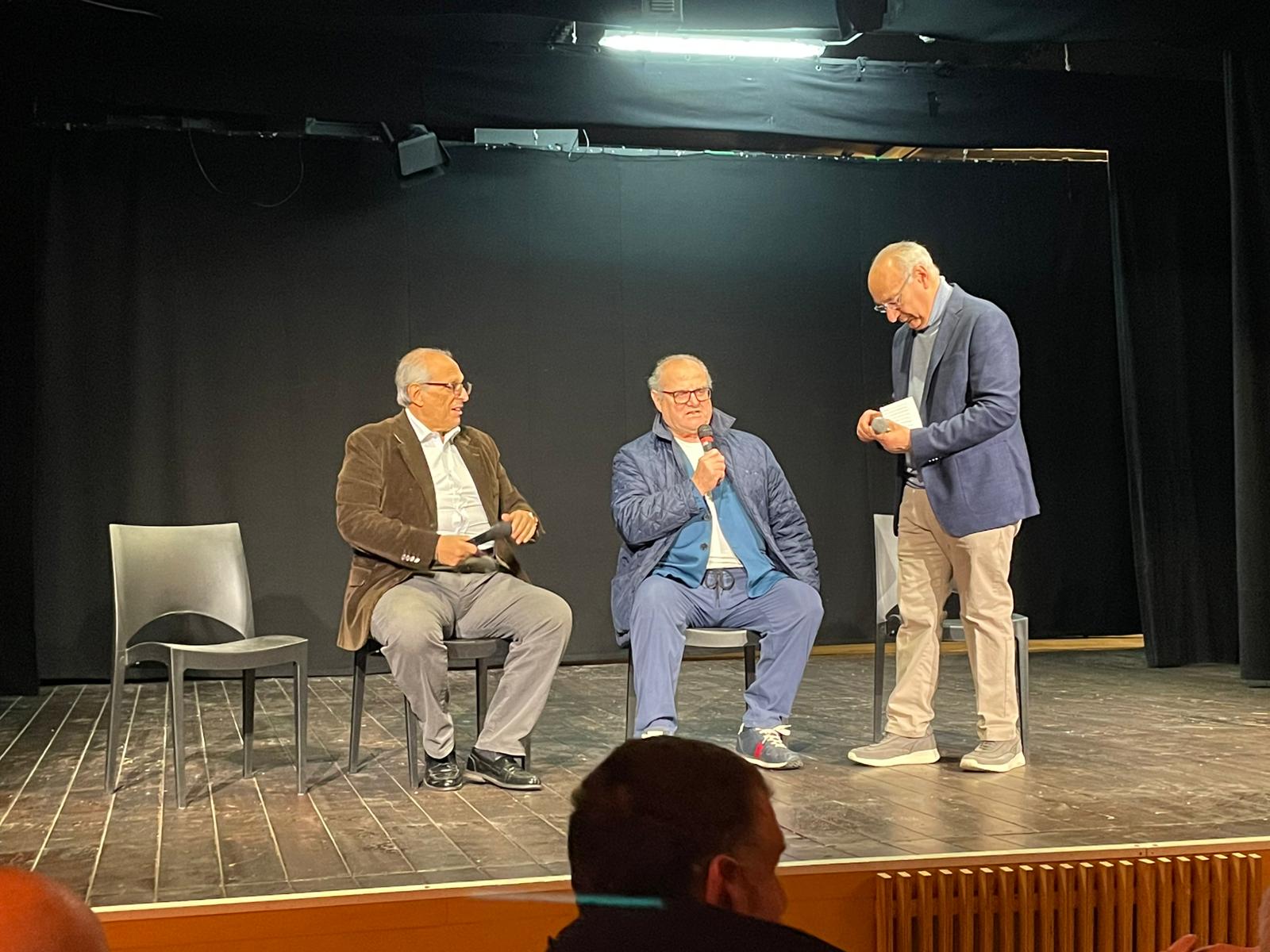 “Ti racconto i campioni del Napoli”: Bruscolotti ha presentato il suo libro al Teatro Karol a Castellammare