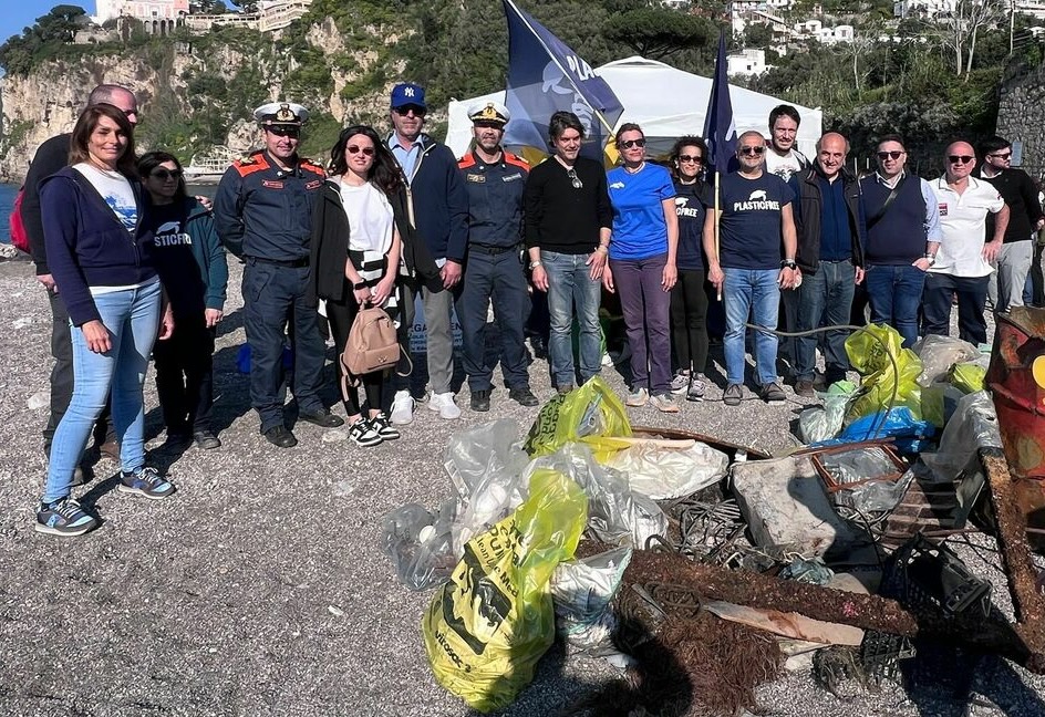Vico Equense, rimossi dai volontari oltre 6 quintali di rifiuti dai fondali e dalla spiaggia del Pezzolo
