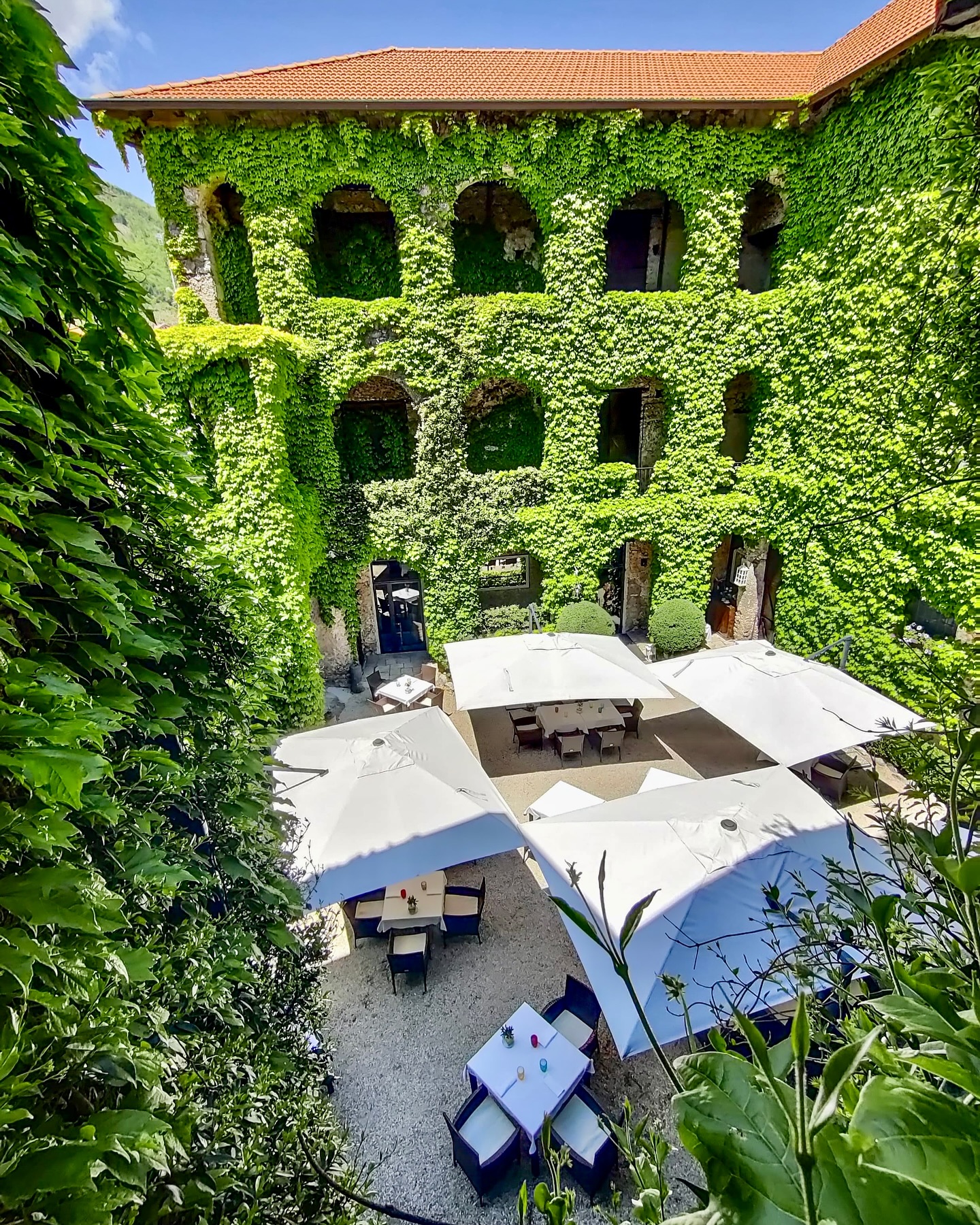 Agerola, riapre “La Corte degli Dei” di Palazzo Acampora. Lo chef Vincenzo Guarino torna in Campania