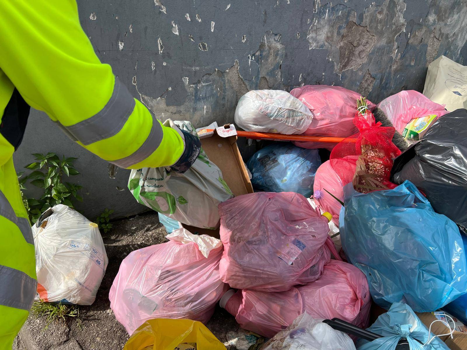 Torre Annunziata: guerra ai “sacchetti selvaggi”. Scattano le prime multe per l’abbandono dei rifiuti