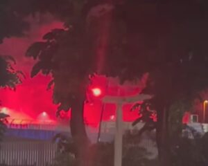 Ansia scudetto, tifosi del Napoli sotto l’albergo del Cagliari con botti e petardi