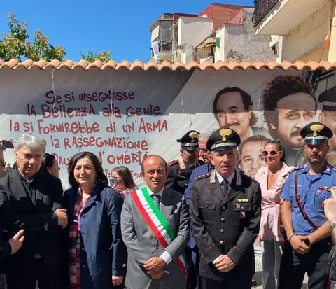 Torre del Greco, il Cardinale Battaglia, inaugura il murales della legalità