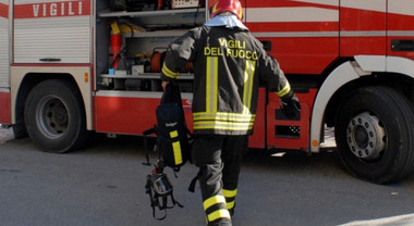 Incendio “per gioco” a Portici: quattro 15enni danno fuoco a un negozio