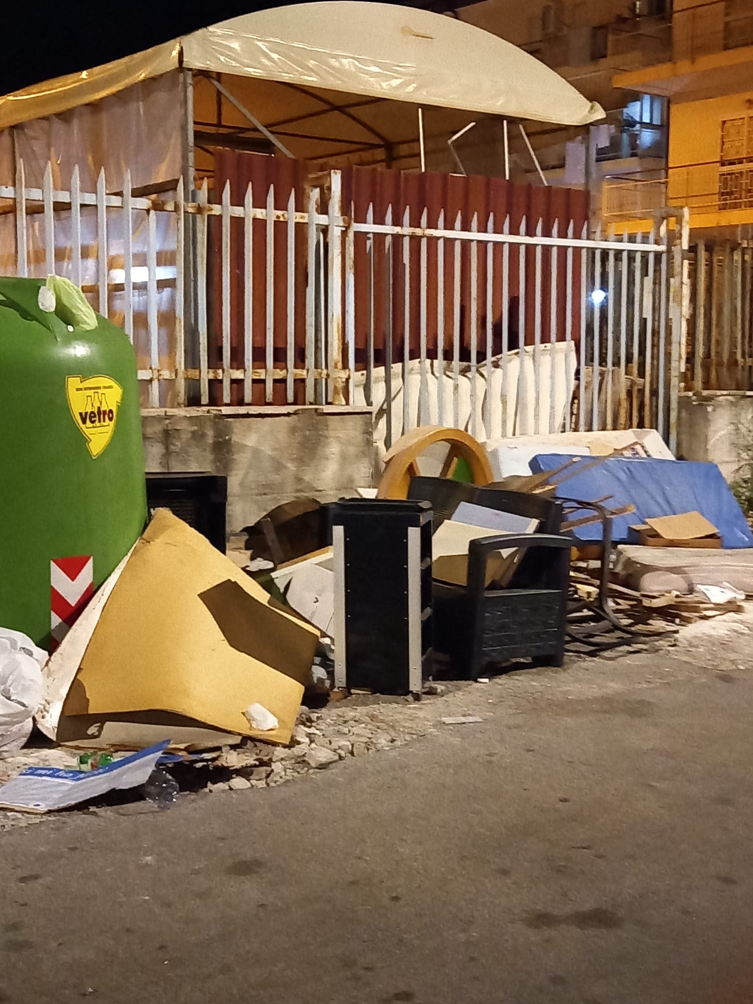 Pagani è casa nostra … Ma non serve “arredarla” così. Arte ready-made o discarica a cielo aperto?