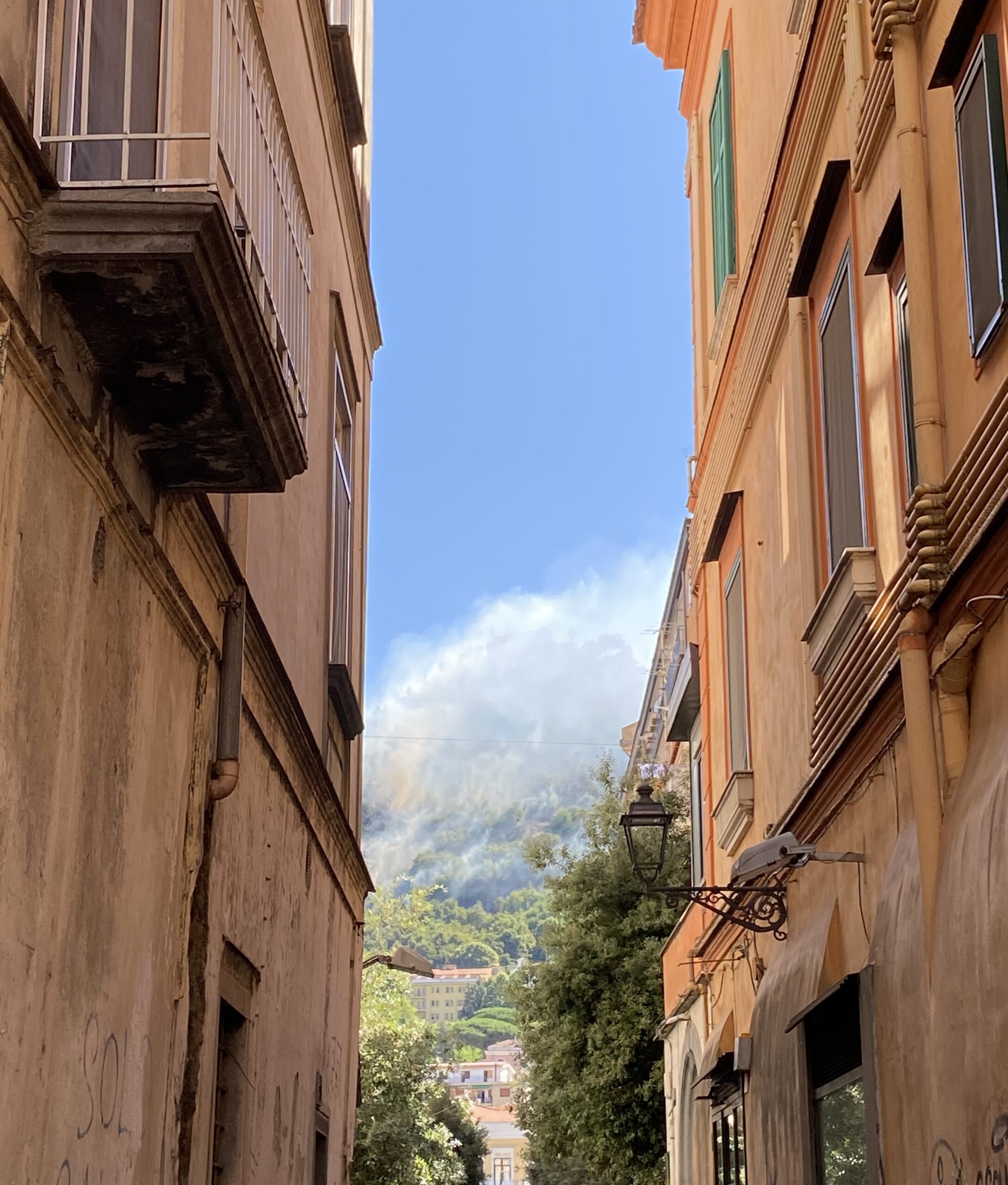 Cava de’ Tirreni, brucia ancora la vallata sotto Monte Castello