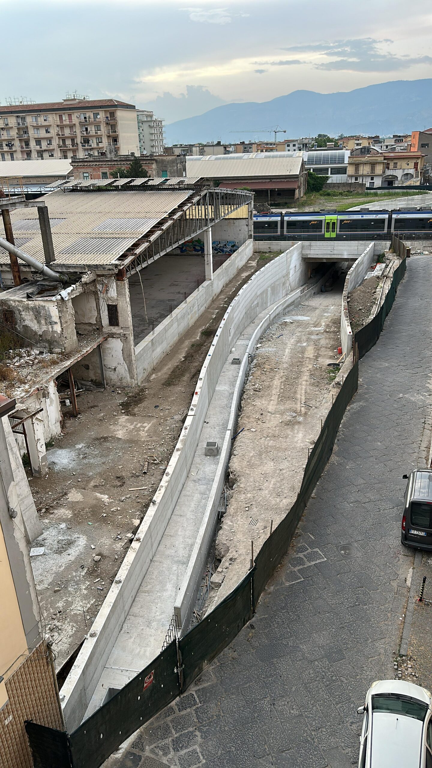 Pagani, sottopasso ferroviario e riqualificazione urbana: Fratelli d’Italia si rivolge al Comune e solleva criticità sul progetto