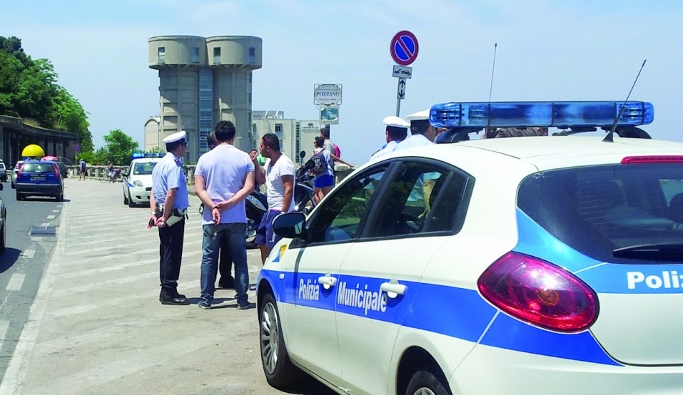 Castellammare, blitz delle forze dell’ordine. Nel mirino parcheggiatori abusivi e servizio spiagge