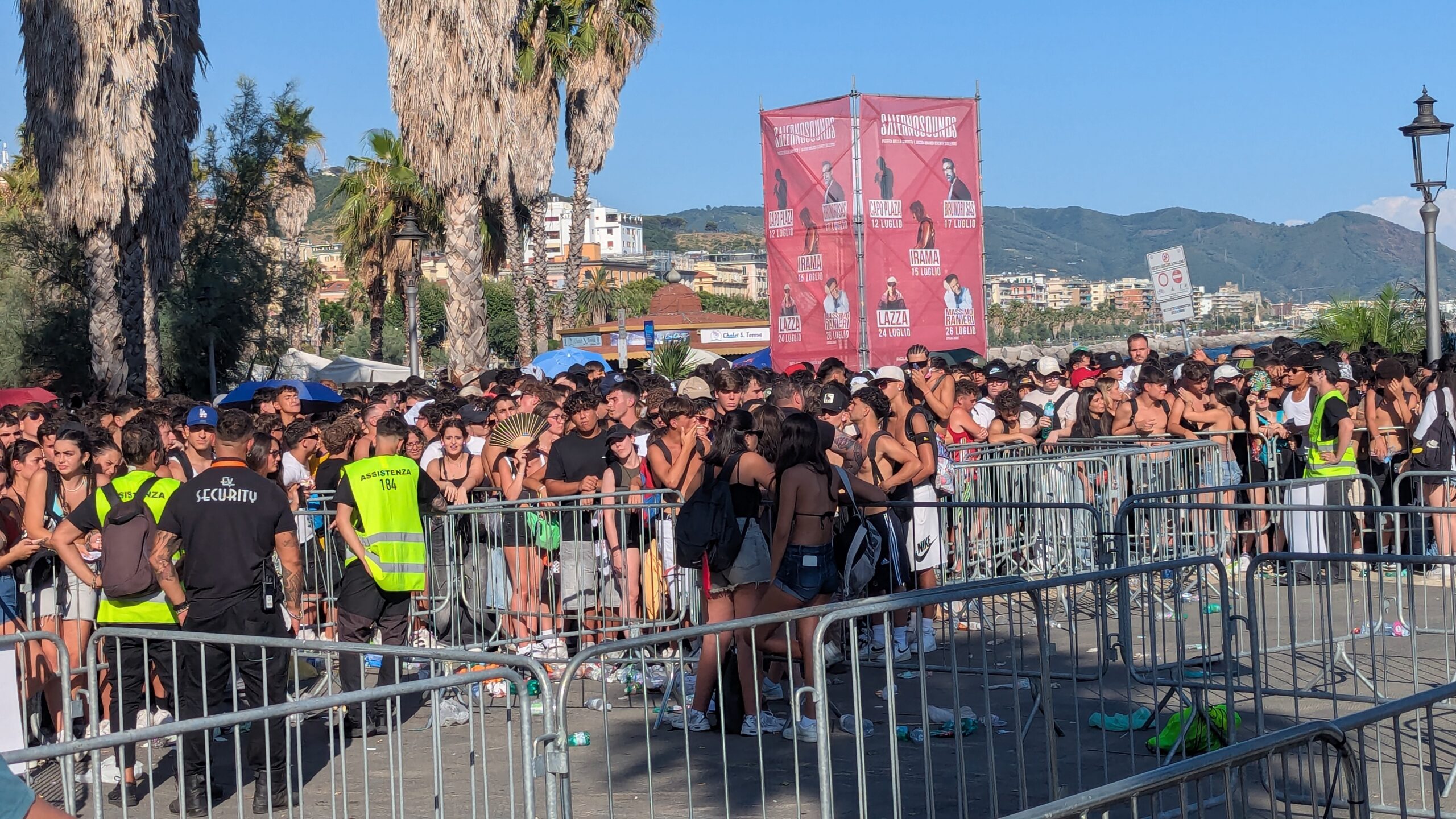 Capo Plaza infiamma Salerno: Piazza della Libertà gremita di giovani per la prima serata del SalernoSounds