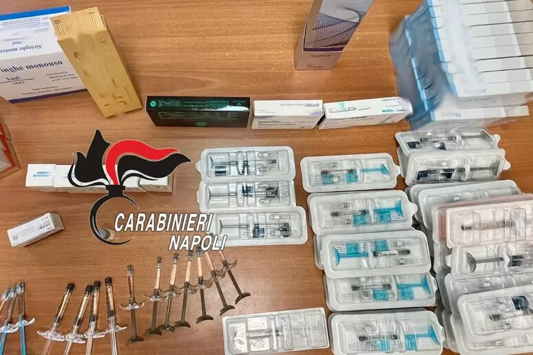 Studio di chirurgia estetica abusivo in casa, denunciata 35enne