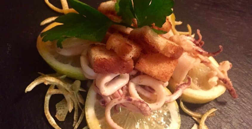 Calamari scottati, profumati al limone della costiera, all’aglio e peperoncino con tozzetti di pane saporito