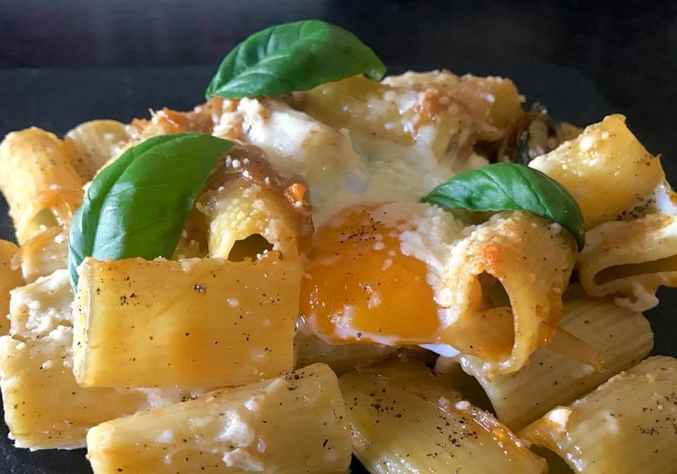 ‘A pasta cu’e cepolle cas’ e ove dint ‘o furn (la genovese antica)