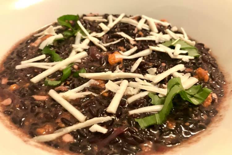 Riso Venere con ricci di mare al profumo di limone, zenzero e cacioricotta di pecora