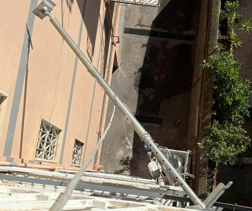 Portici, incidente sul lavoro. Operaio rimane ferito dal ribaltamento dell’elevatore