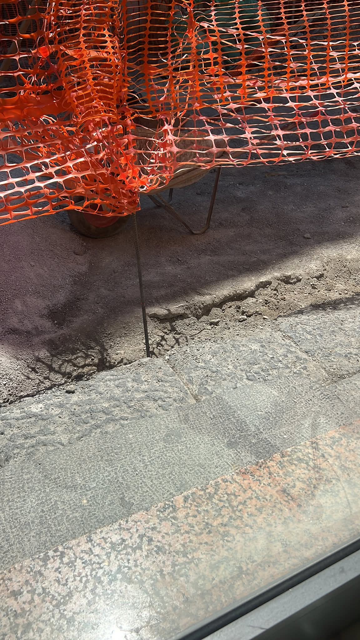 Pagani, via Malet nella “selva di transenne”. Commercianti in ginocchio: “La strada è morta”