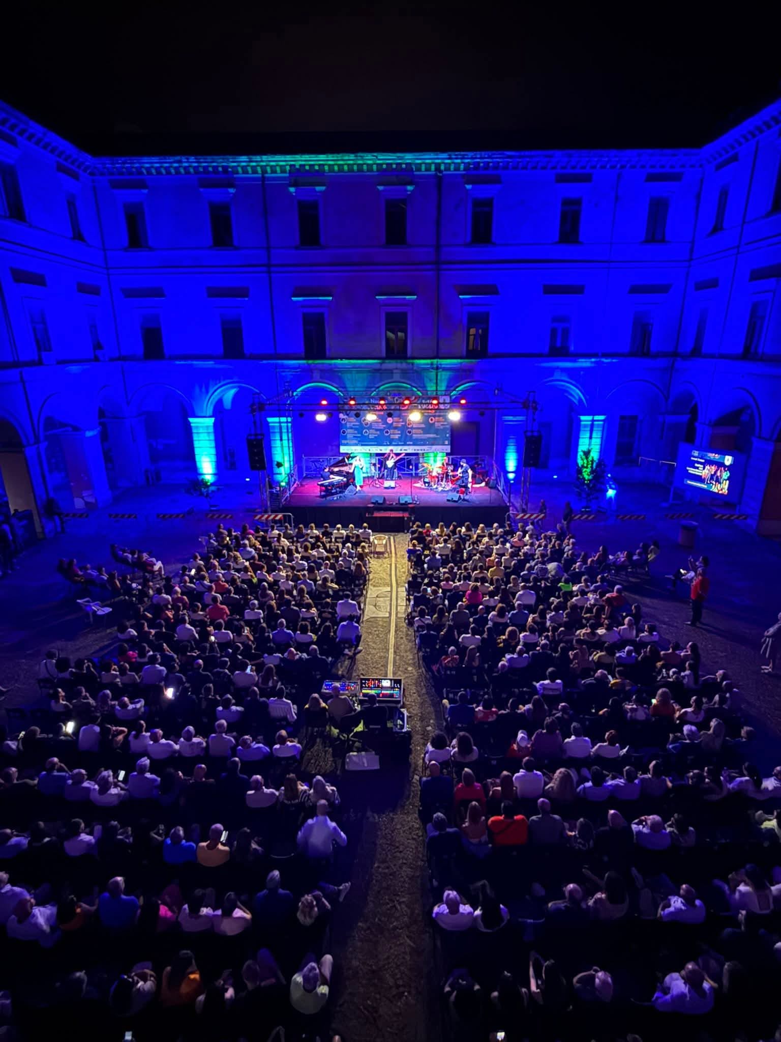 Dall’armadio dei sogni di Simona Molinari al Chiosco degli Olivetani: emozioni in jazz sotto le stelle di Nocera