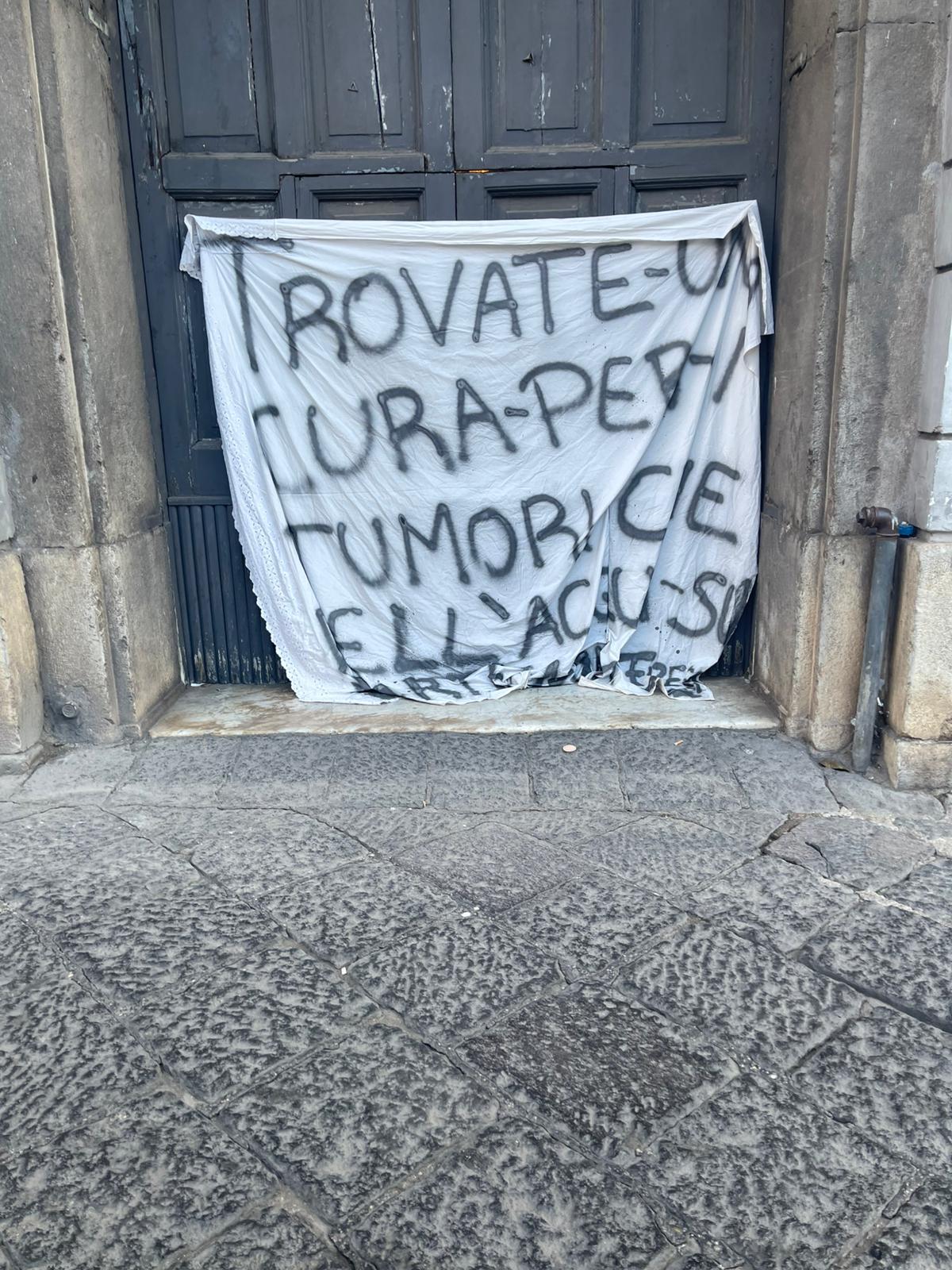 Pagani, uno striscione di protesta affisso al portone del Comune