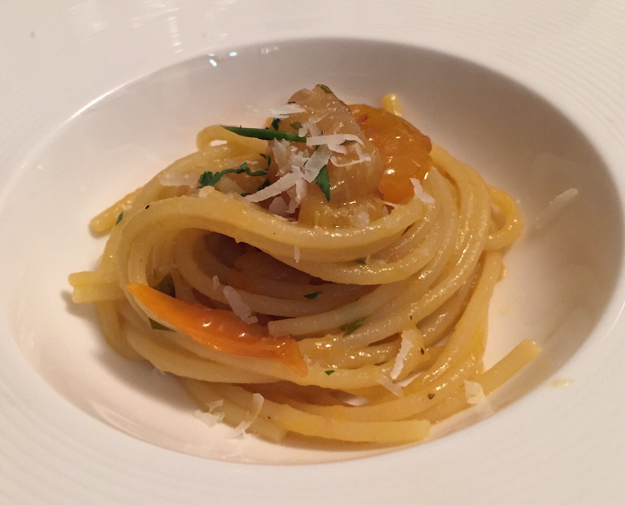 La ricetta del giorno: Spaghettoni alla carbonara di datterini gialli