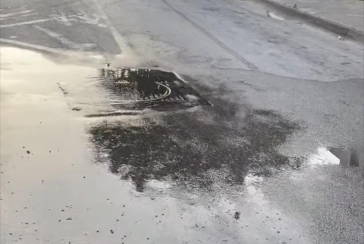 Via Trento, perdita d’acqua da un tombino: disagi per i residenti e infiltrazioni nei garage