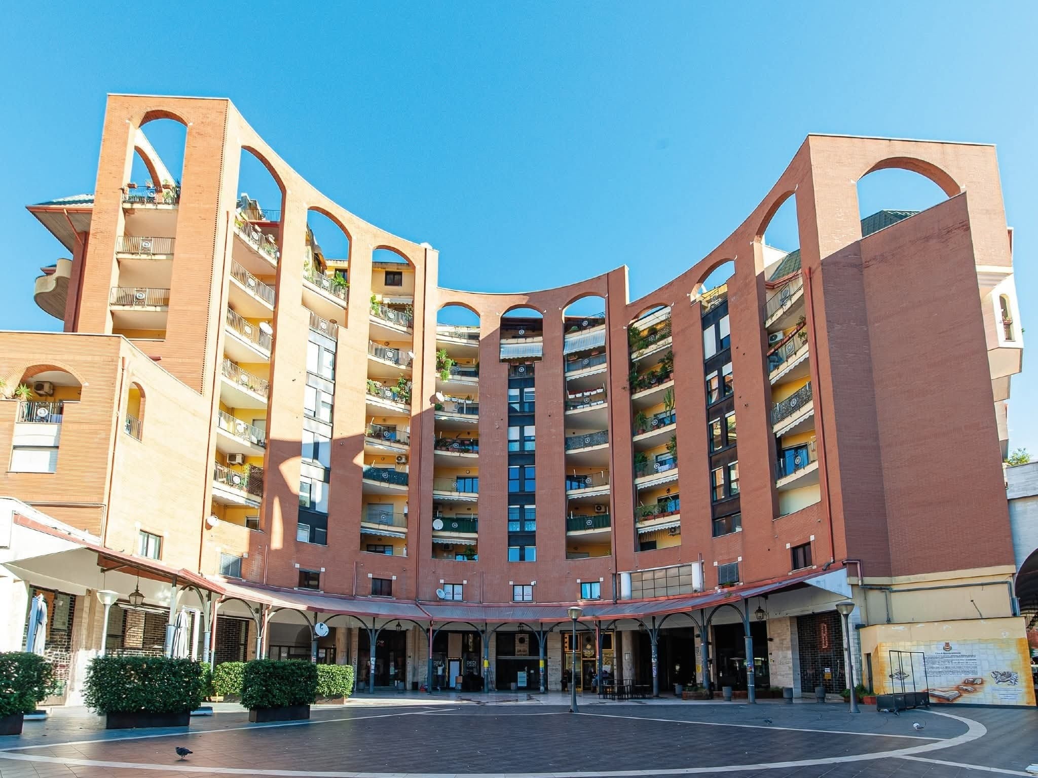 Piazza del Corso, il Comune batte un colpo: arriva l’ordinanza anti-degrado