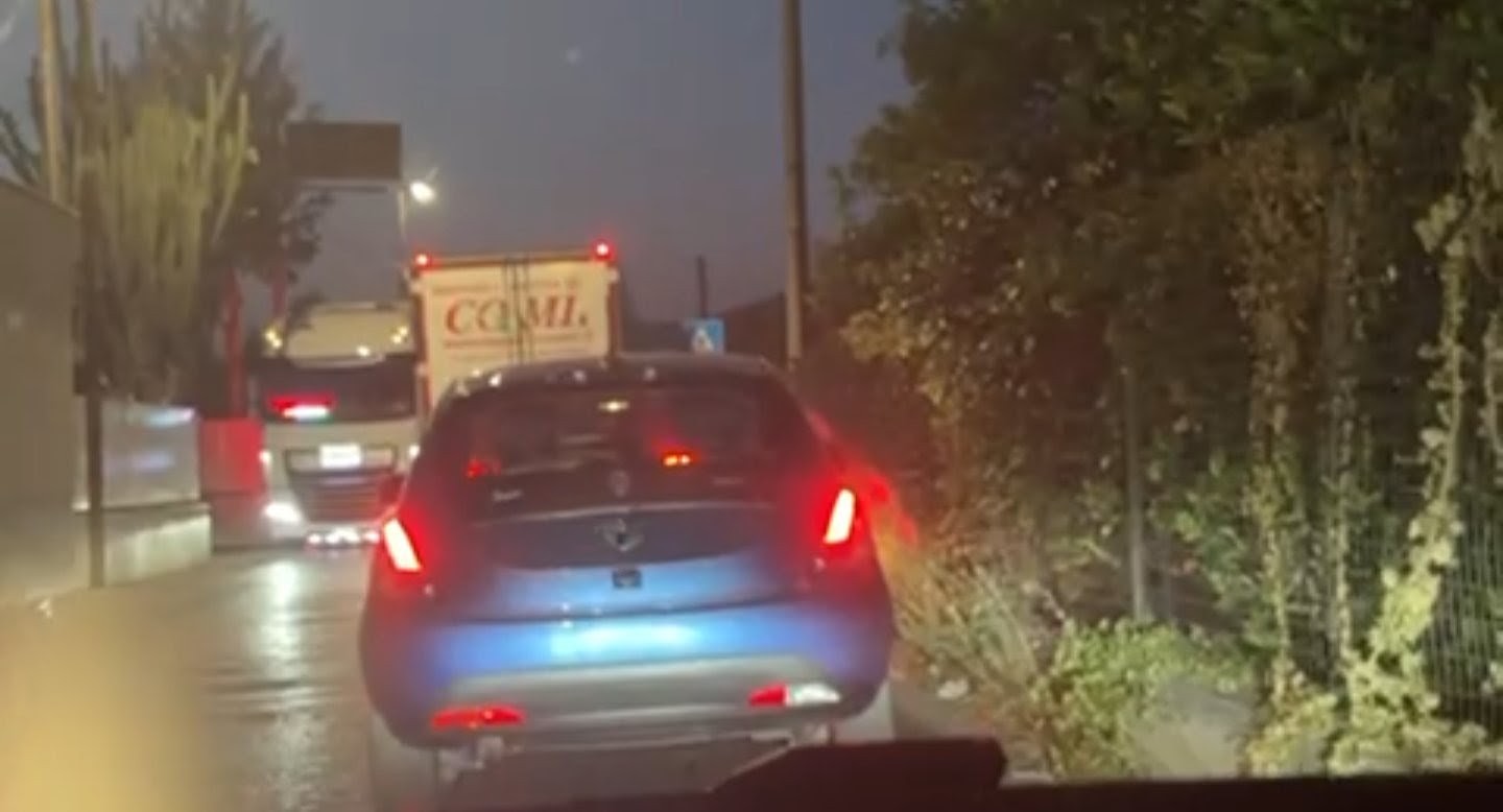 Pagani, via Corallo di nuovo bloccata dai camion: sparisce il divieto, appare il caos