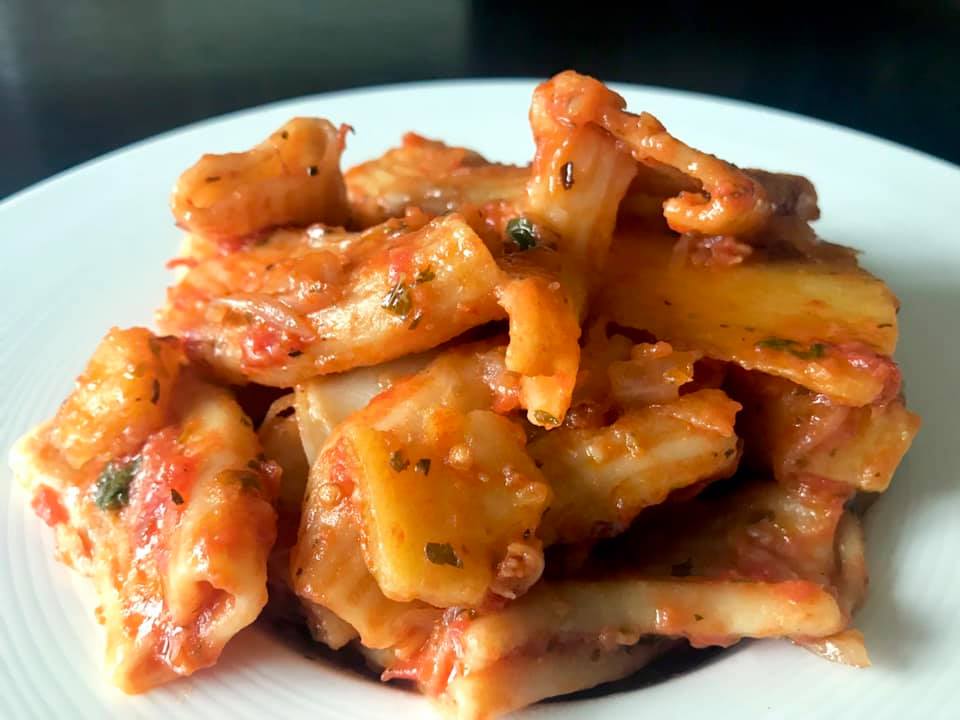 Oggi prepariamo insieme la Tortiera di patate e maccheroni