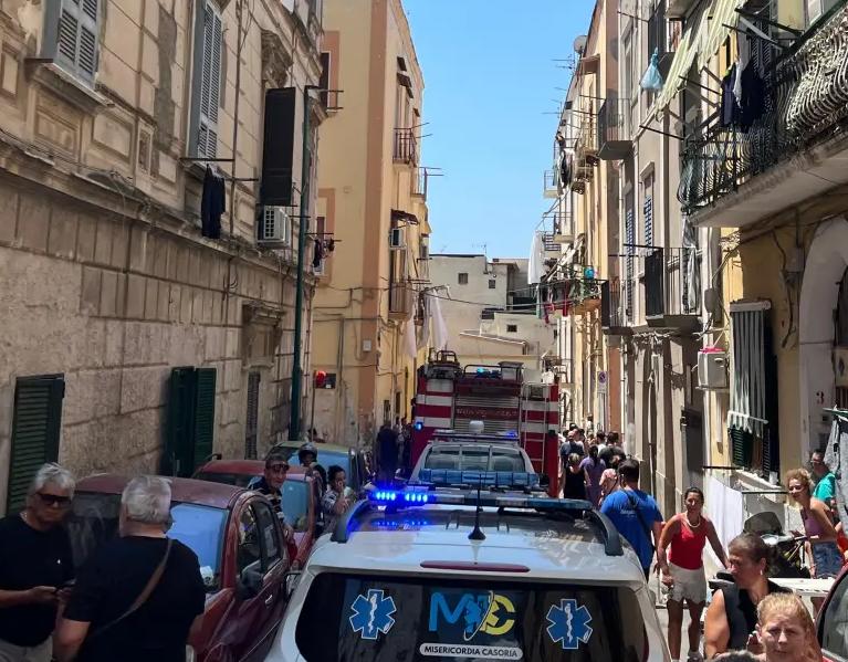 Torre del Greco: fuga di gas crolla parte di un palazzo. Ferita una persona