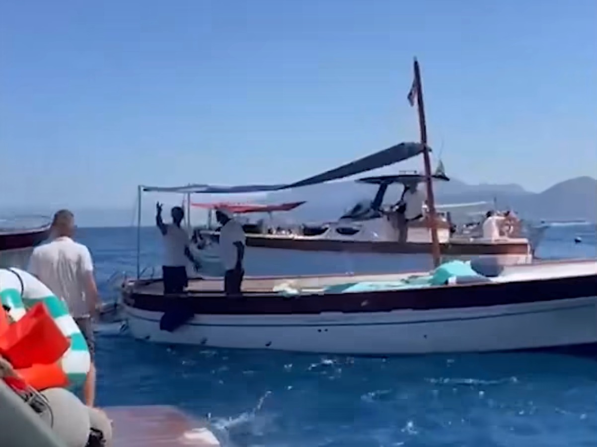 Capri, lite tra barcaioli all’ingresso della Grotta Azzurra