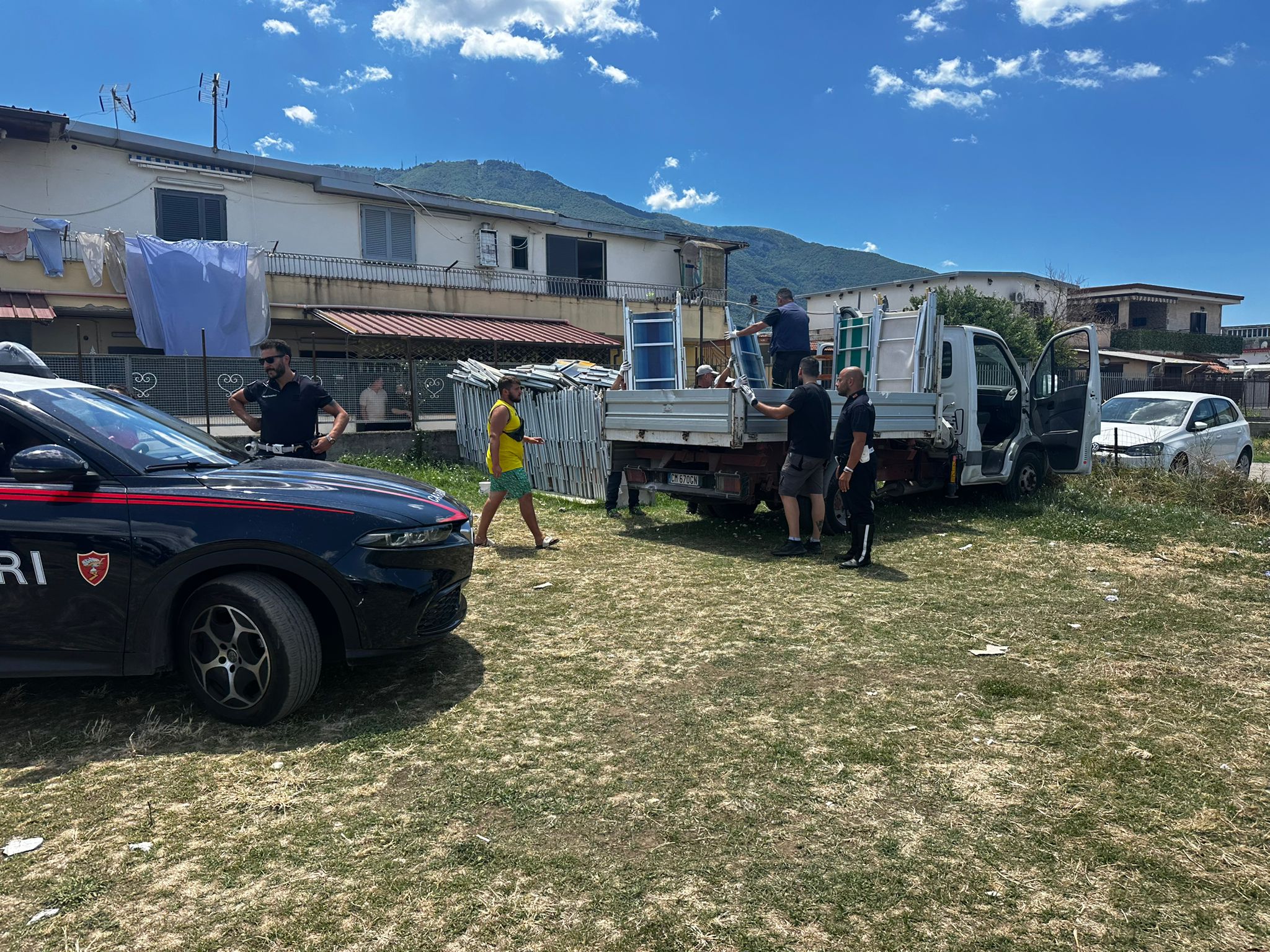 Castellammare, sequestrati oltre 150 lettini da mare a via De Gasperi