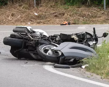 Scooter contro auto parcheggiate, muore il passeggero