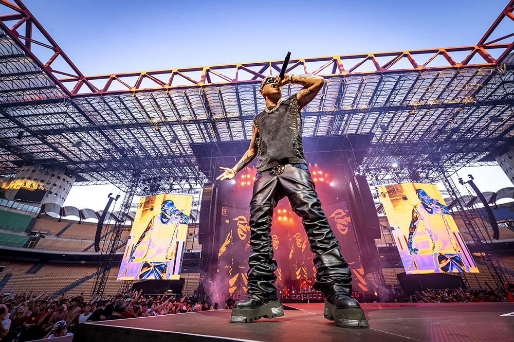 A Salerno arriva Lazza