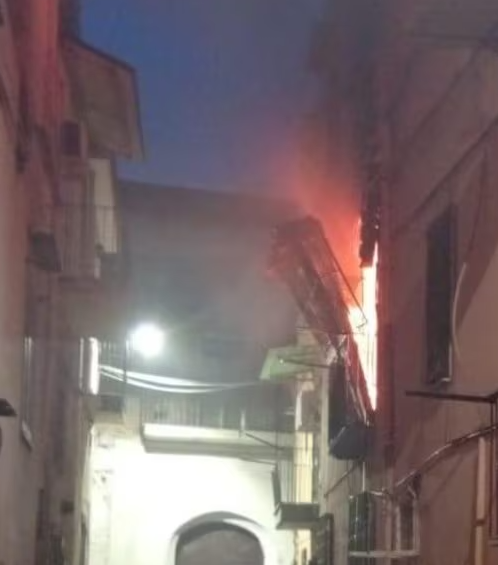 Giugliano, non spegne una sigaretta e manda in fuoco l’appartamento. In manette una 47enne
