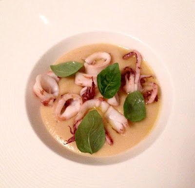 Calamari scottati su vellutata di ceci con olio aromatizzato all’aglio e rosmarino