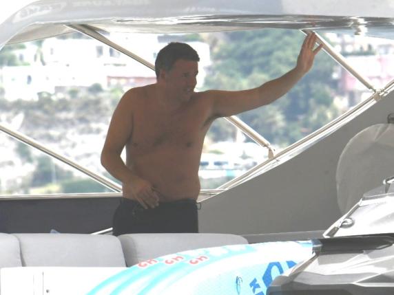 Matteo Renzi, toccata e fuga a Marina di Stabia