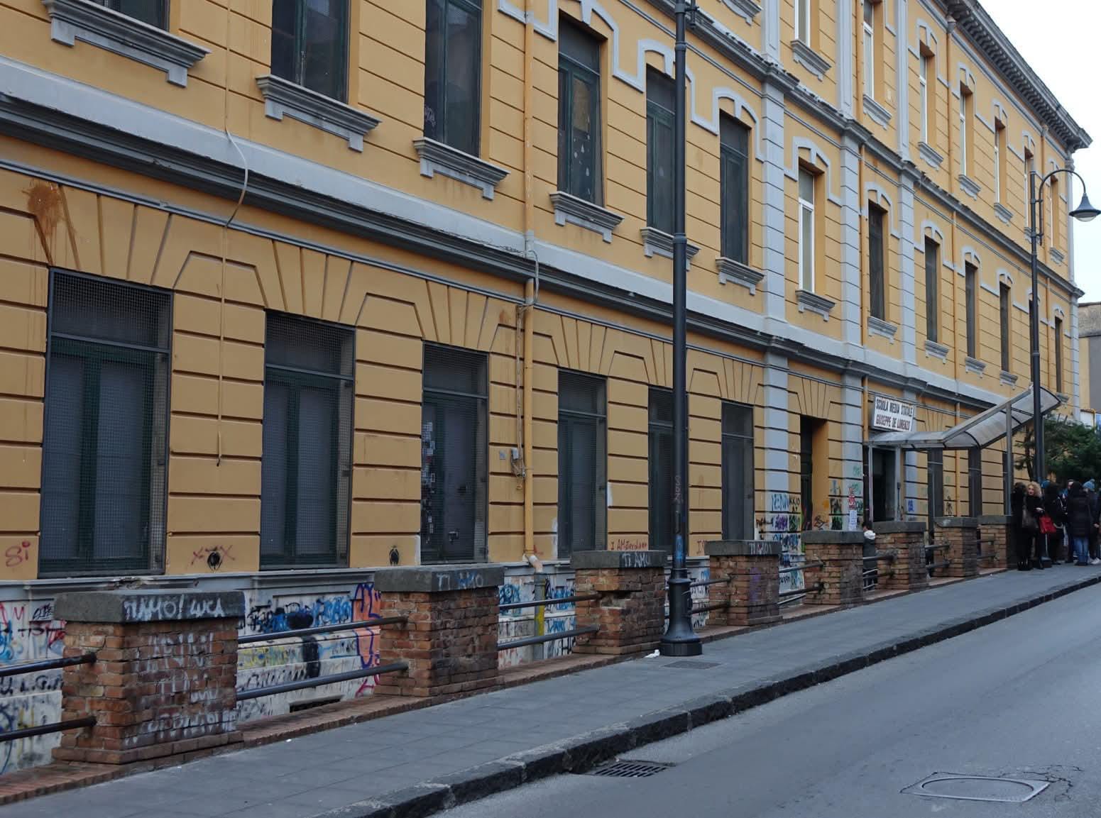 Scuola rattoppata d’estate: il futuro dei ragazzi passa dai soffitti