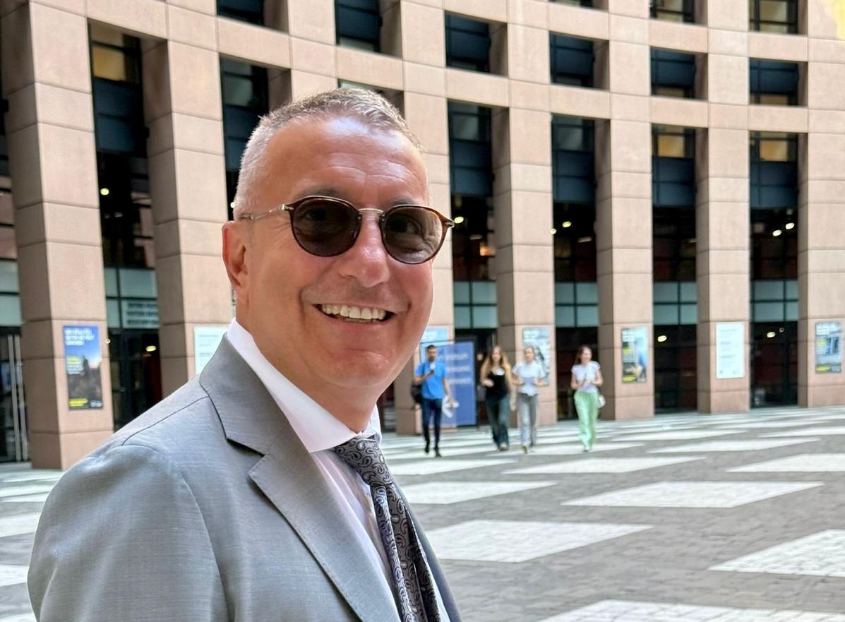 Tensione politica tra Enza Fezza e Pietro Sessa, interviene l’europarlamentare Alberico Gambino