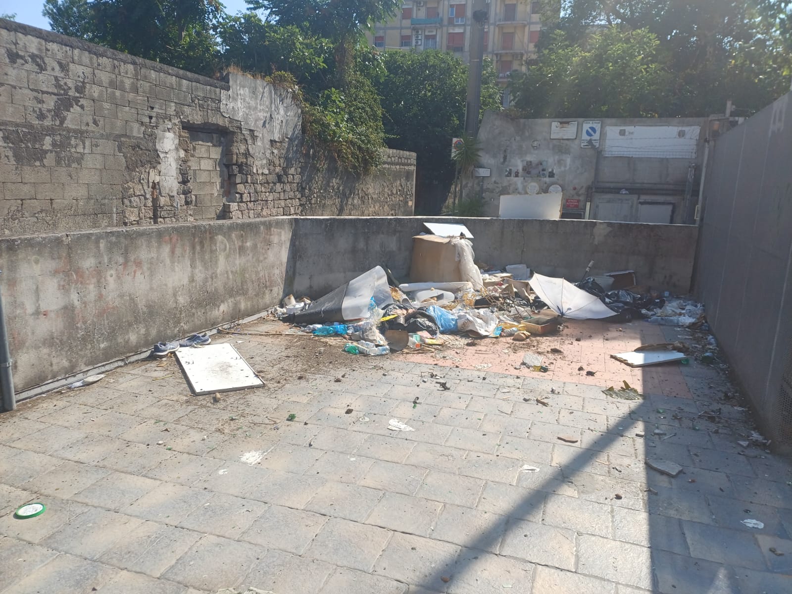 Via Criscuolo nel degrado: tra rifiuti e bivacchi, il parcheggio diventa “area di ristoro”