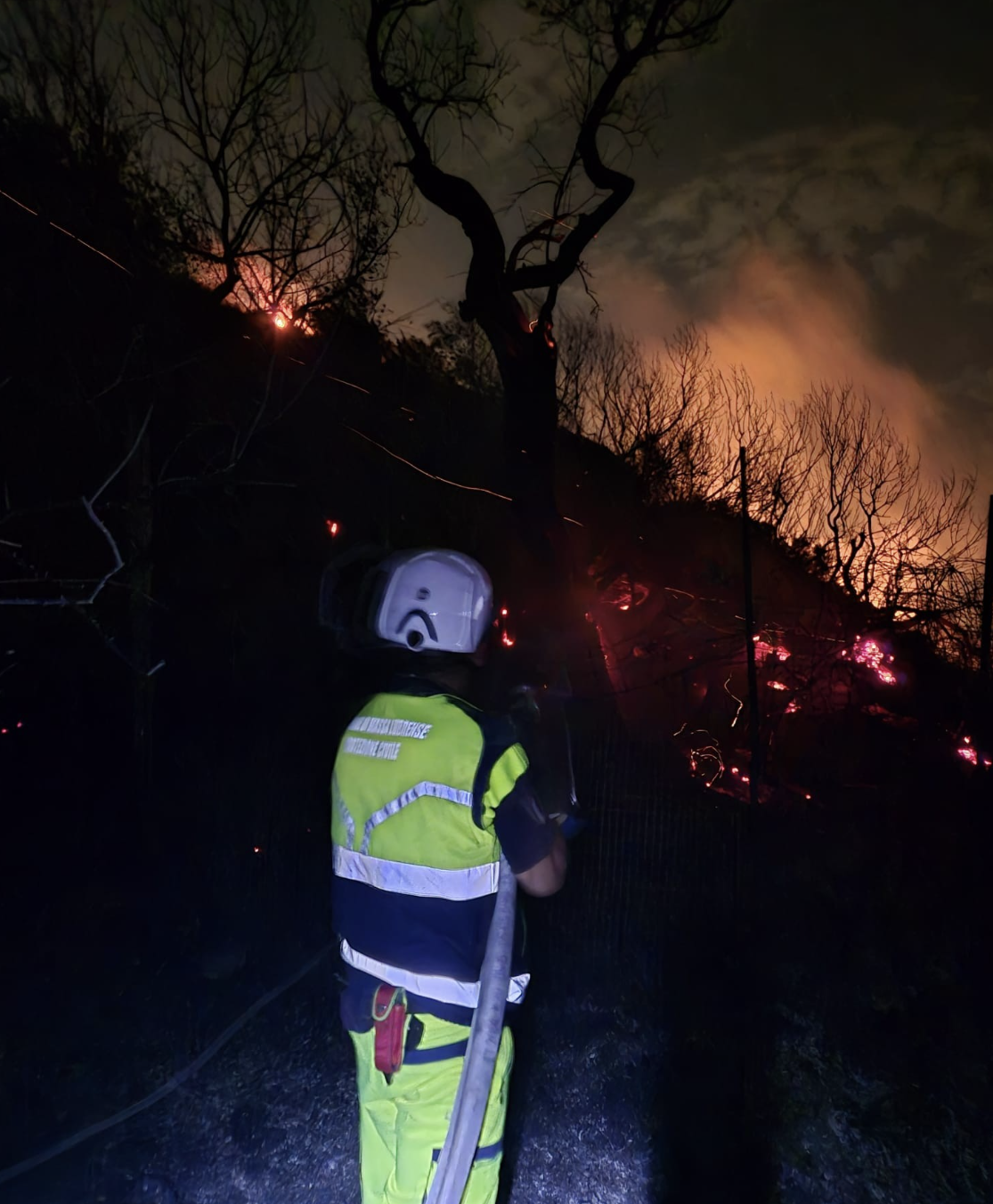 Massa Lubrense, vasto incendio nella zona di Torca. Fiamme vicino alle case