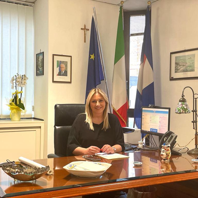 Campania è guerra nel centro destra. Carmela Rescigno attacca il sindaco di FdI di Forio per abusi edilizi