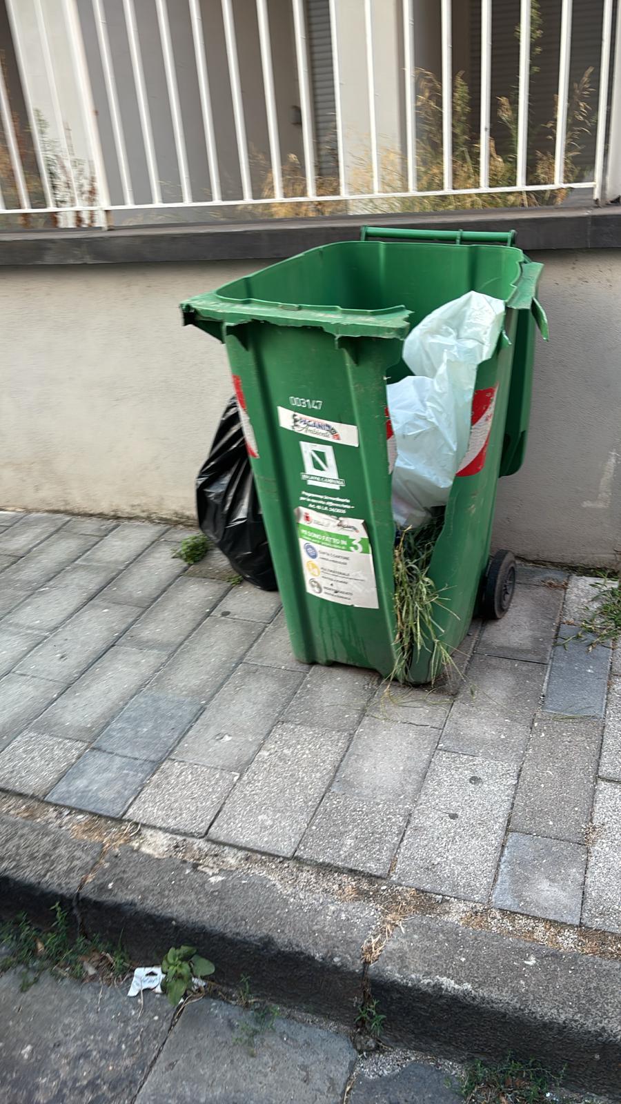 Cantiere Econova, tra tensioni interne e degrado dei rifiuti: i bidoni dell’immondizia mai sostituiti